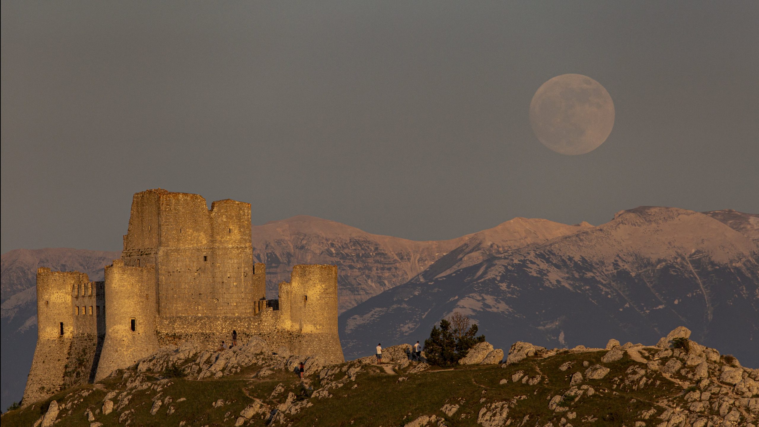 Luna dietro al castello di Rocca Calascio